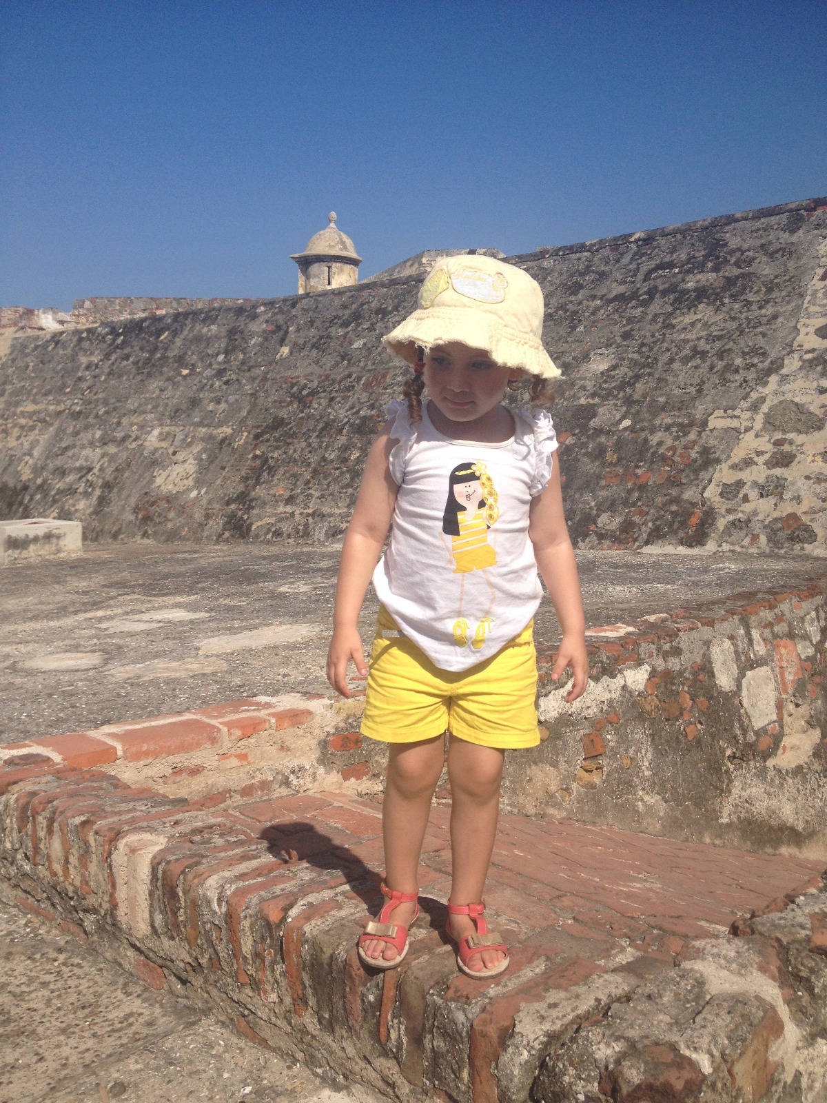 Valentina, sombrero y día soleado